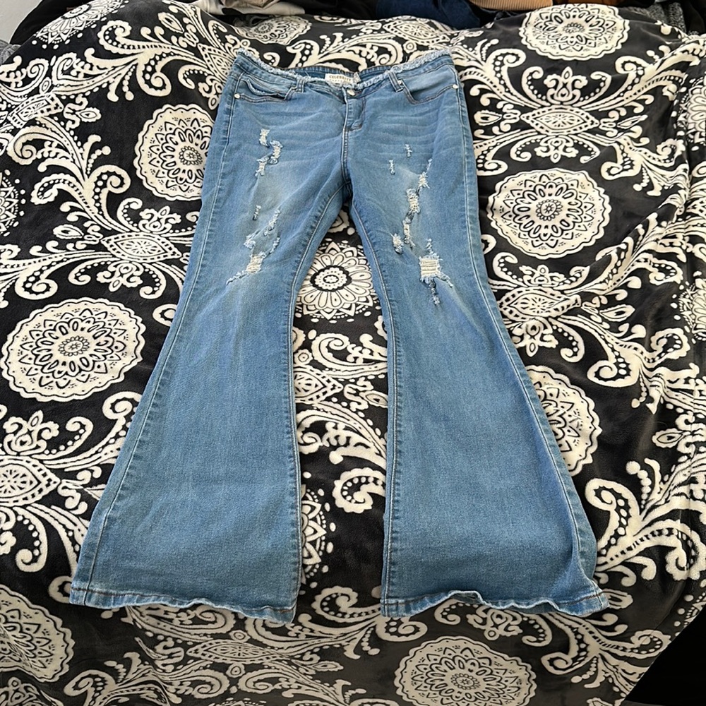 I am selling wide legs with rips, but it does has a broken belt holder thing